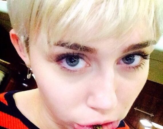 Dar viena: Miley Cyrus išsitatuiravo lūpą (foto)