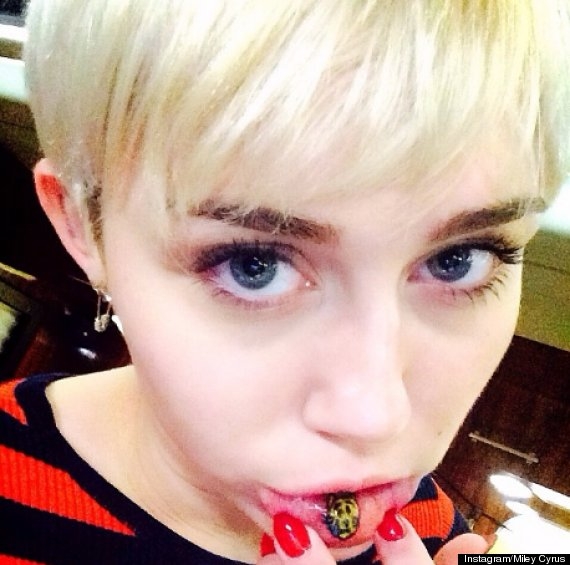 Dar viena: Miley Cyrus išsitatuiravo lūpą (foto)