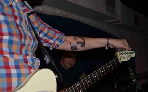 „Biplan“ gitaristas iš koncertų Rusijoje grįžo su nauja tatuiruote