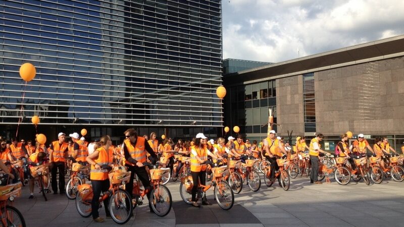 Oranžiniais dviračiais šiemet pigiau važinės jaunimas
