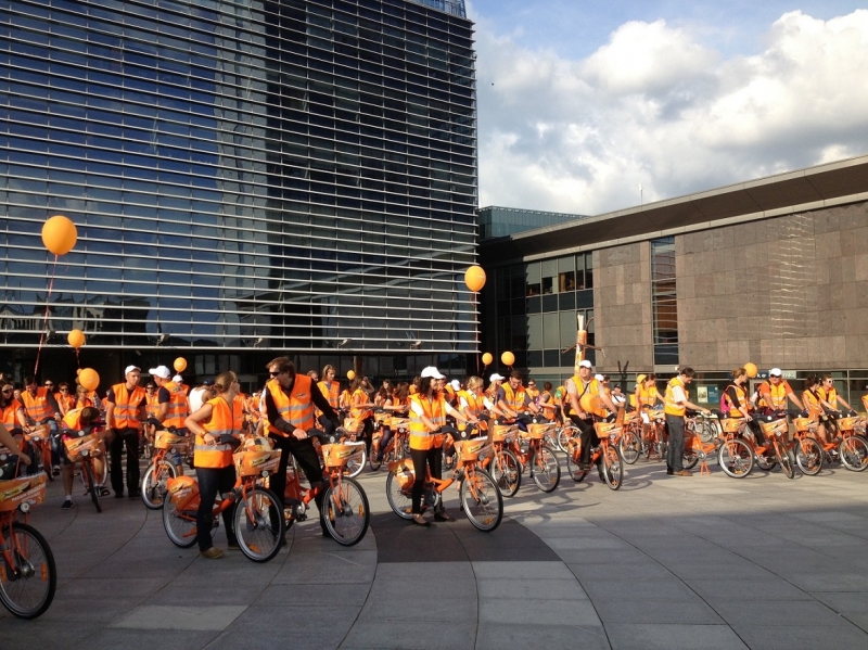 Oranžiniais dviračiais šiemet pigiau važinės jaunimas