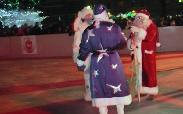 Kauno Rotušės aikštėje atidaryta čiuožykla po atviru dangumi (Foto)