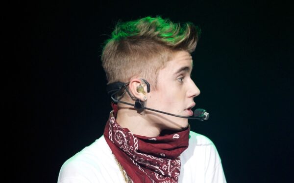 Kaip pozuoti su gerbėjomis: „atkalta“ J. Bieberio poza (foto)