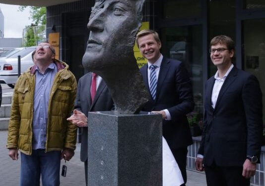 Vilniuje atidengtas paminklas J. Lennonui