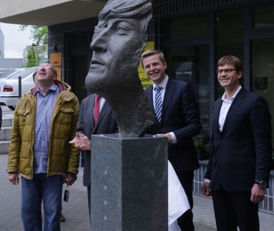 Vilniuje atidengtas paminklas J. Lennonui