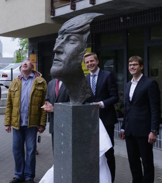 Vilniuje atidengtas paminklas J. Lennonui
