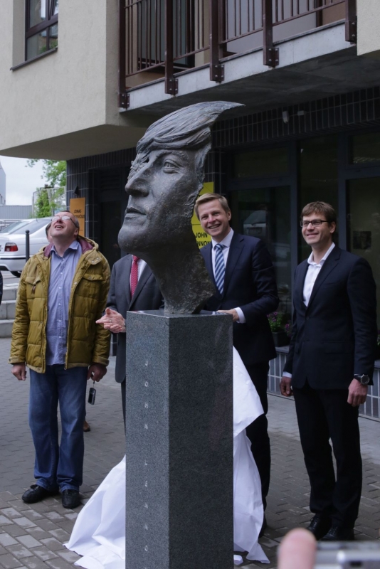 Vilniuje atidengtas paminklas J. Lennonui