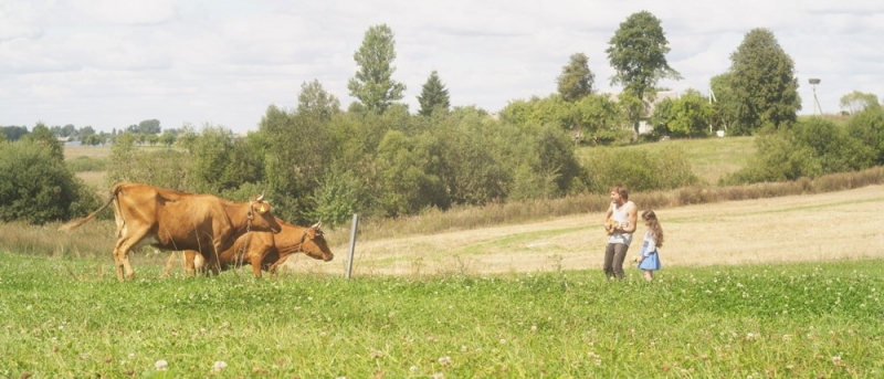 „Pakeliui“ filmavimų metu Mantas Jankavičius surengė koncertą karvėms pievų vidury! (video)