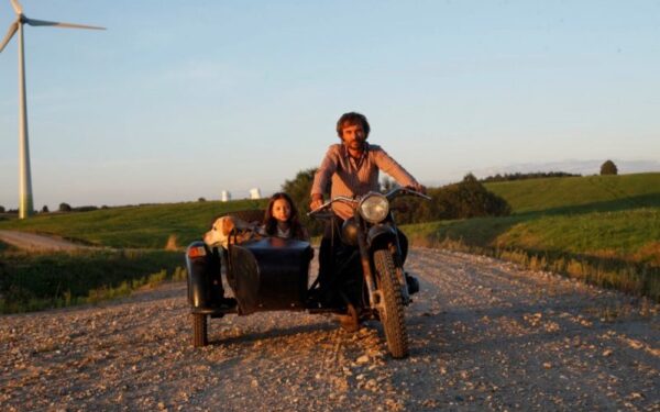 Po filmo „Pakeliui“ plakato fotosesijos gražuolis Džesikos Vienažindytės šuo atsidūrė pas veterinarą