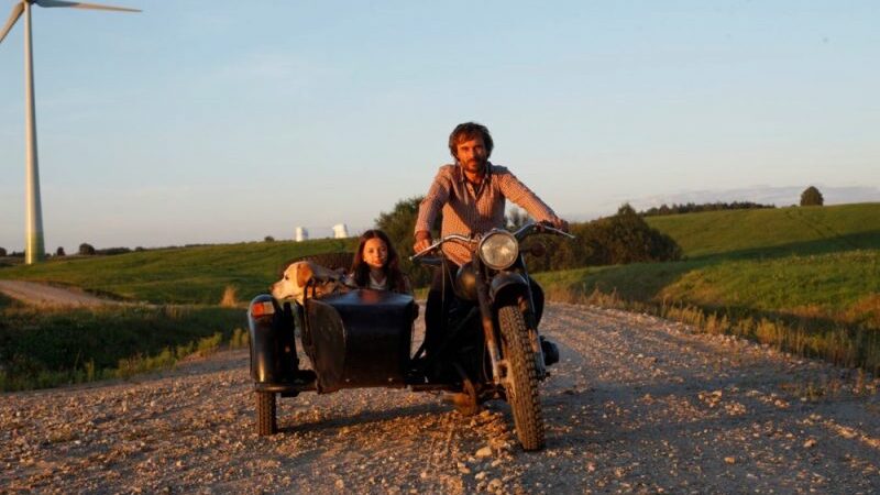 Po filmo „Pakeliui“ plakato fotosesijos gražuolis Džesikos Vienažindytės šuo atsidūrė pas veterinarą