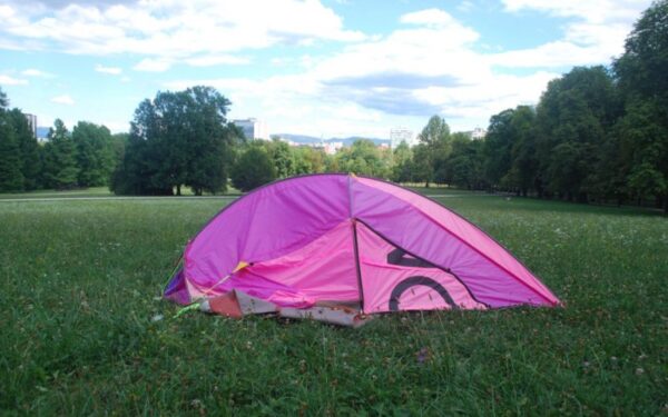 Lietuvis sukūrė striukę, transformuojamą į vienvietę palapinę