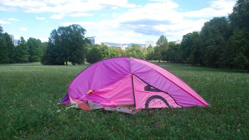 Lietuvis sukūrė striukę, transformuojamą į vienvietę palapinę