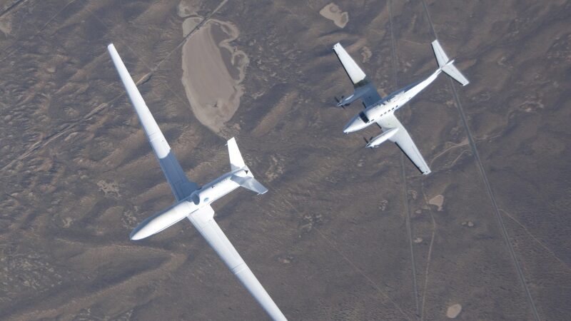 Neįtikėtina: pusės minutės šuolis iš lėktuvo į lėktuvą (video)