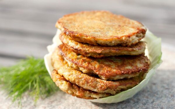 Svogūnų blynai su grietininiu bazilikų padažu