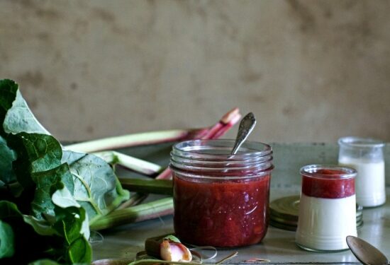 Sekmadienio burtai virtuvėje: panna cotta su rabarbarų ir braškių uogiene