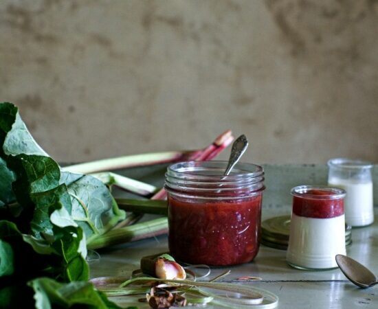 Sekmadienio burtai virtuvėje: panna cotta su rabarbarų ir braškių uogiene