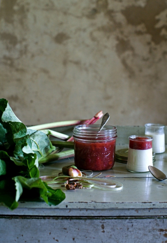 Sekmadienio burtai virtuvėje: panna cotta su rabarbarų ir braškių uogiene