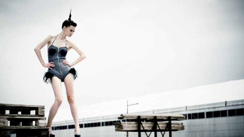 „Rinkis profesiją“. Kostiumo dizainerės diplomas ir bendra kolekcija su močiute (interviu, foto)