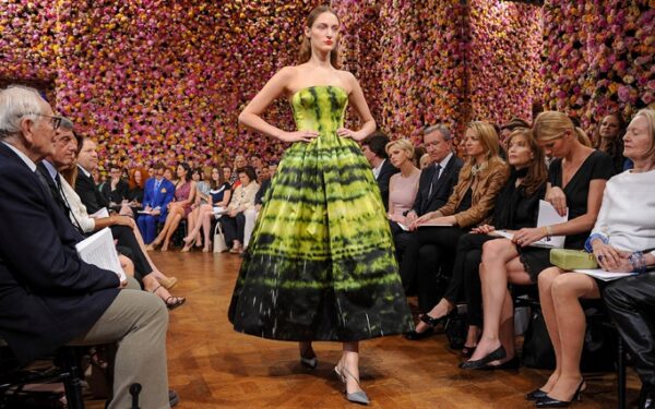 Aukštoji mada: „Dior“ pristatymui – 1 mln. gyvų gėlių (Foto, video)