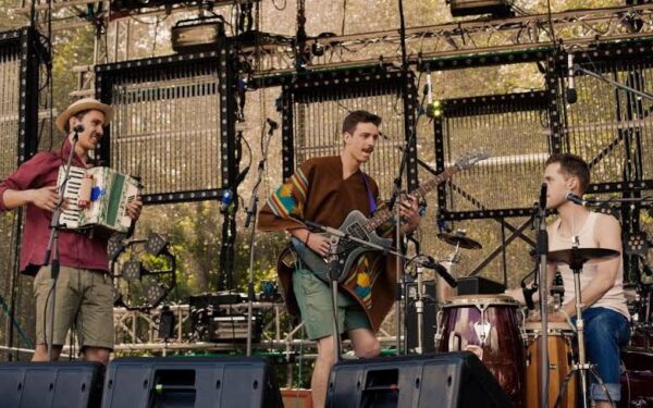 Pirmasis grupės „Parranda Polar“ interviu: apie skirtingas kartas šildančią kolumbietišką kumbiją (video)