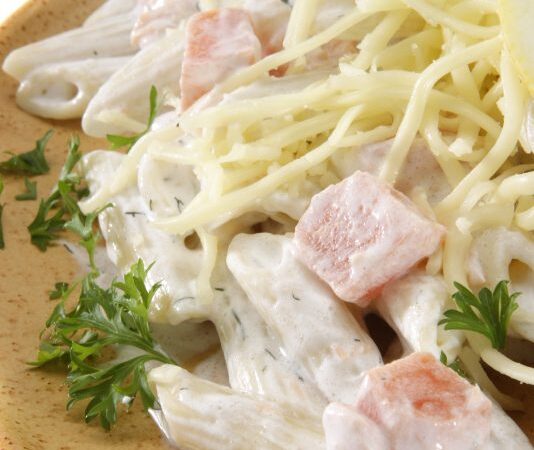 Makaronai lašišos padaže