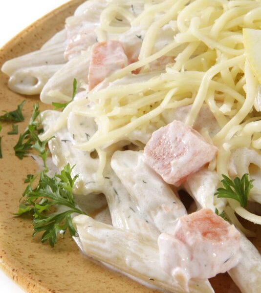 Makaronai lašišos padaže