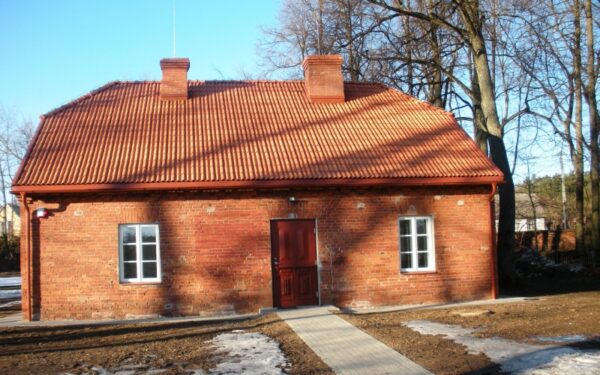 Jurbarkas. Buvusios gipso liejyklos pastate – dailės studija