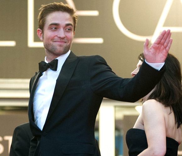 Kodėl gerbėjai R.Pattinsonui dovanoja ne gėles