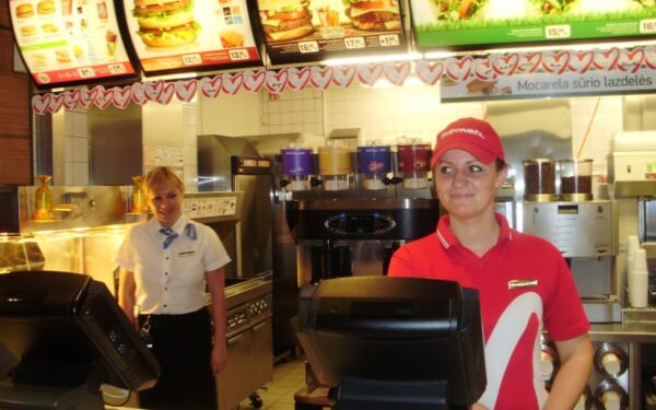 „McDonald’s” bandys paneigti nesveiko maisto stereotipą