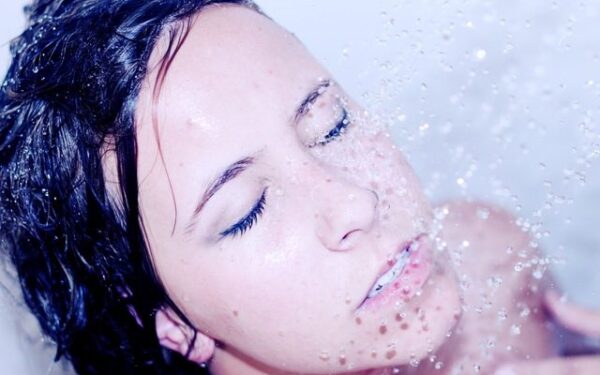 Svarbiausi žingsniai, kaip atgaivinti odą po naujametinio vakarėlio