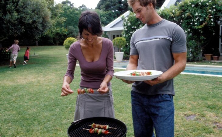 Valgyk lauke – egzotiškas šašlykas, dilgėlių kotletai ir grilio sumuštinukai