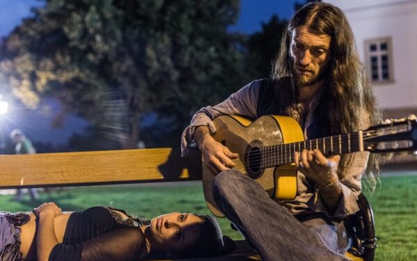 20 metų kelionėse po pasaulį Estą Tonne lydi dvasinis mokytojas – gitara (interviu)