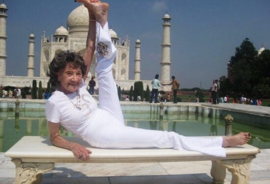 93-jų jogos trenerė lankstumu pranoksta savo studentus