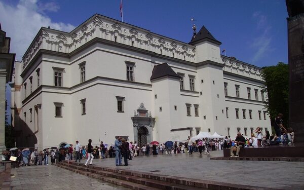 Valdovų rūmai įveikė apgultį