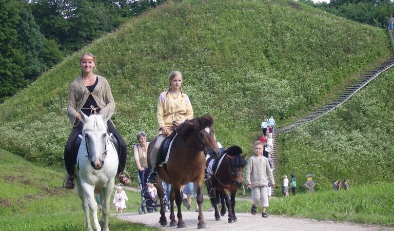 Praeitį paliesti kviečia Kernavė