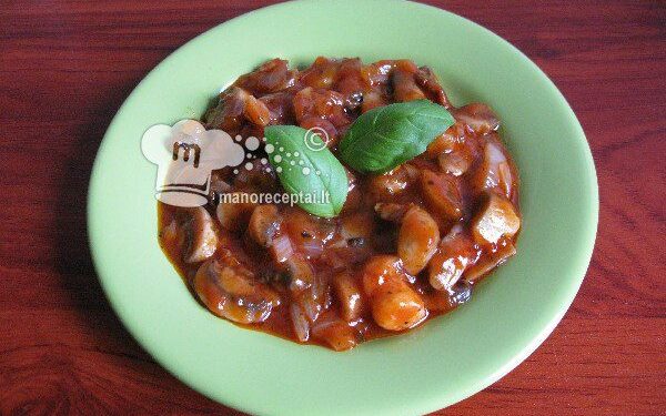 Pievagrybiai bazilikiniame pomidorų padaže