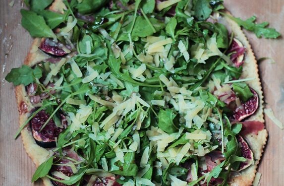 Sekmadienio receptas – gurmaniška pica su figomis ir rukola