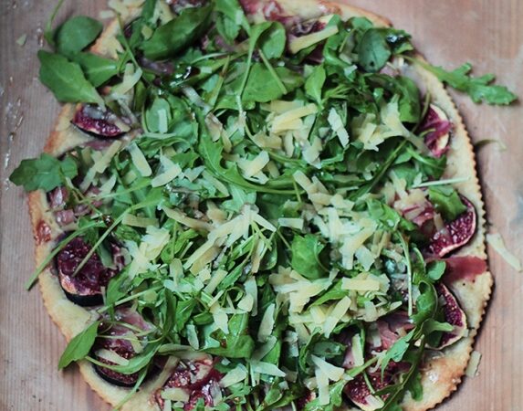 Sekmadienio receptas – gurmaniška pica su figomis ir rukola