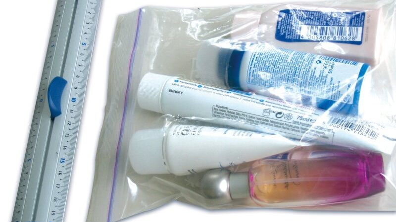 Britanijoje ketinama švelninti taisykles dėl skysčių rankiniame bagaže