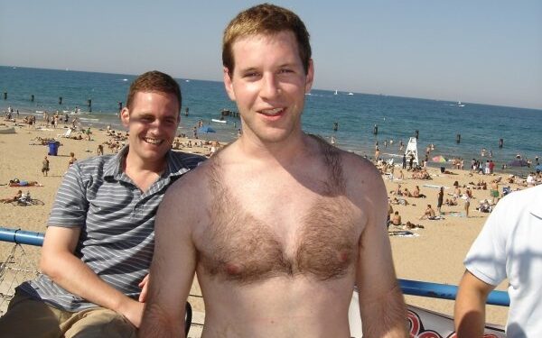 Plaukuotų krūtinių mados: nuo liemenėlės iki supermeno (foto)