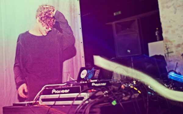 „Penktadienio DJ“ – Miša Skalskis ir jo muzikinis kelionmaišis į negyvenamą salą