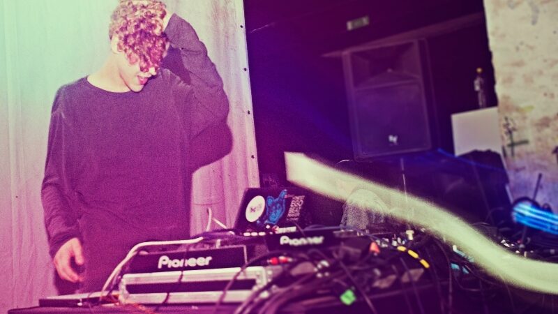 „Penktadienio DJ“ – Miša Skalskis ir jo muzikinis kelionmaišis į negyvenamą salą