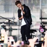 Popdievaitis J. Bieberis scenoje apsivėmė (video)