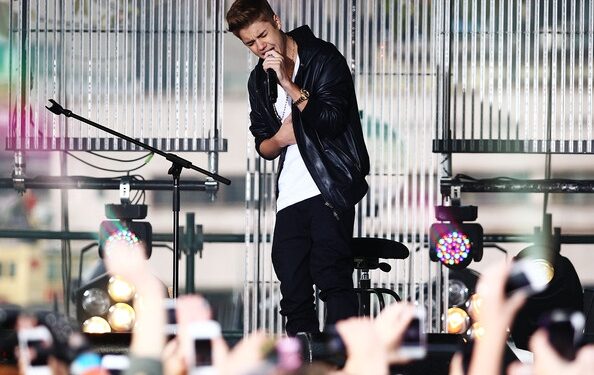 Popdievaitis J. Bieberis scenoje apsivėmė (video)