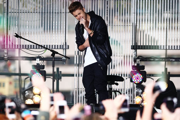Popdievaitis J. Bieberis scenoje apsivėmė (video)