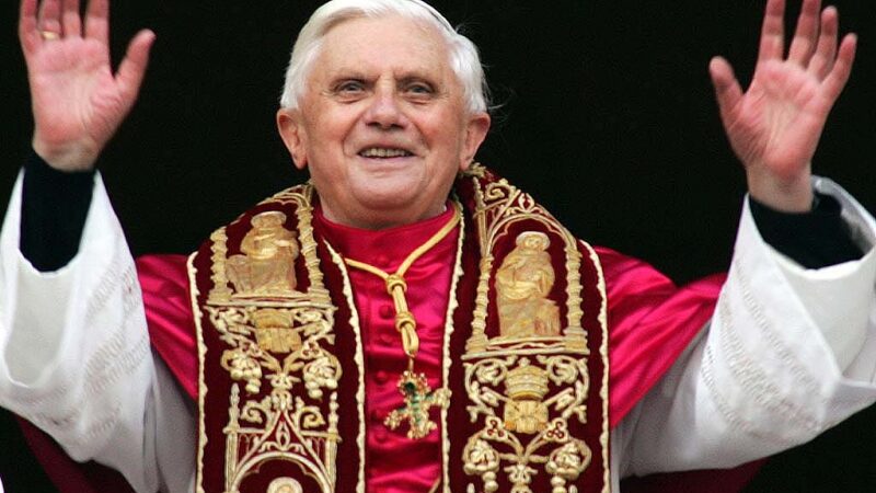 Benediktas XVI: prezervatyvus naudoti galima…tam tikrais atvejais