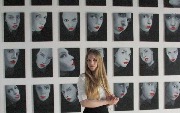 Be beretės, gilių kūrybinių kančių ir kiaurų kišenių: pokalbis su tapytoja K. Ališauskaite (foto)