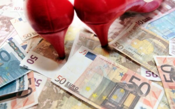 Ar garbinga pirkti moterį?