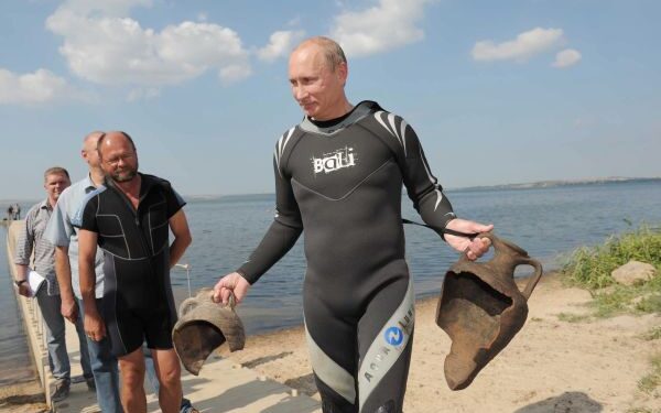 V. Putinas nardydamas aptiko dvi antikines vazas