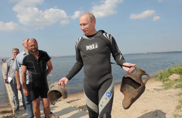 V. Putinas nardydamas aptiko dvi antikines vazas
